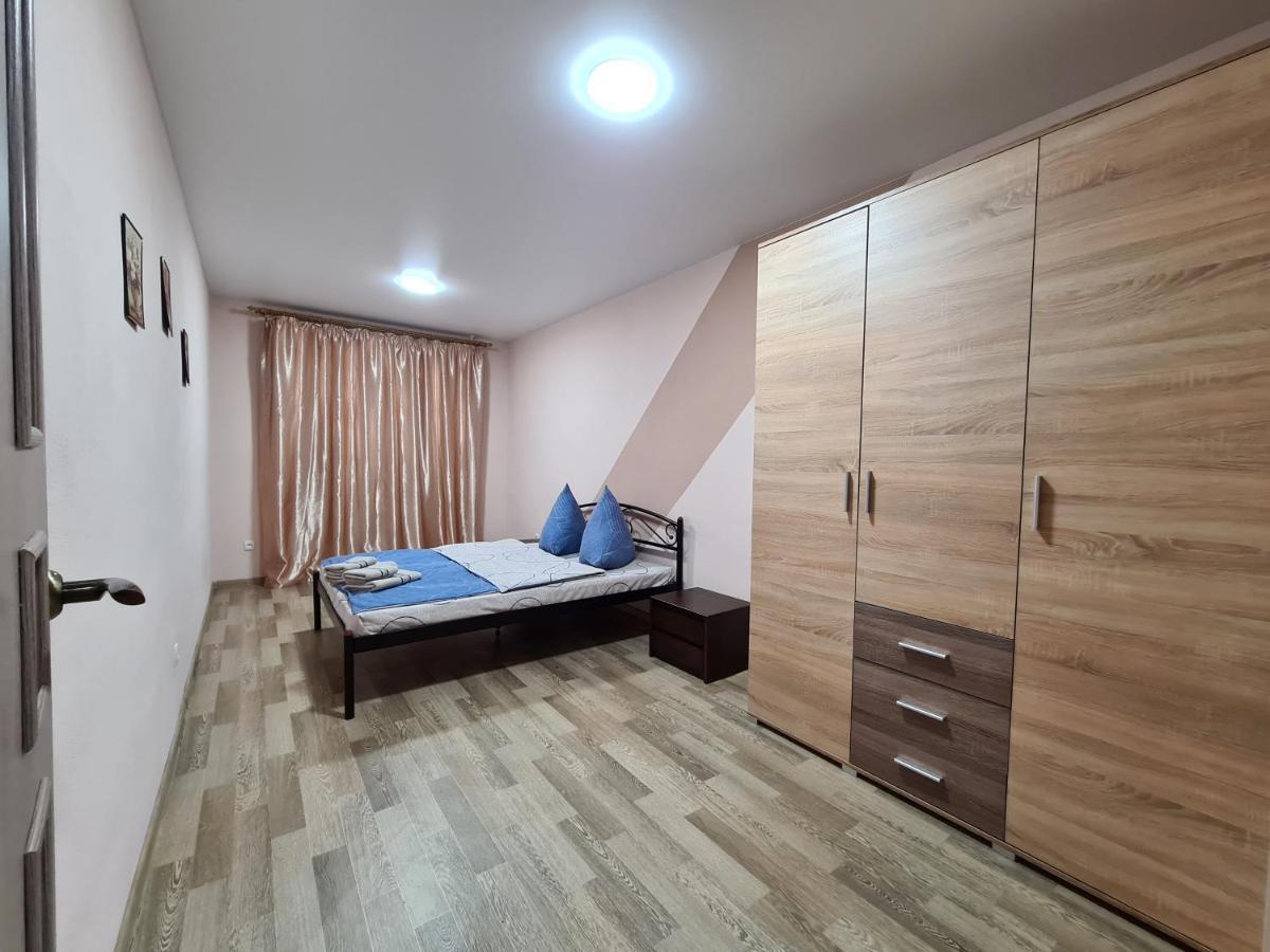 3-Room Apartment Near Inturist On Sobornyi Avenue 156, By Grandhome Zaporizhia Eksteriør bilde